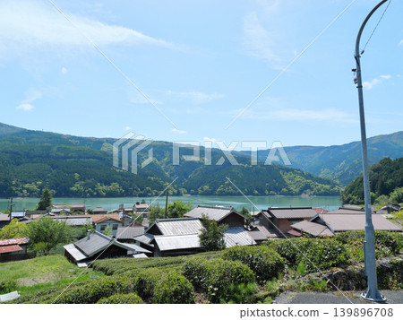 井川水壩、井川湖、大井川,四月晴朗的一天,從山上眺望的景色 井川水壩、井川湖、大井川,四月晴朗的一天,從山上眺望的景色 139896708