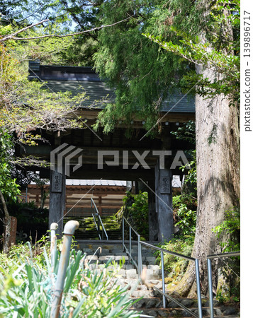 The main gate of Ryusen-in Temple, near Ikawa Dam, on a sunny day in April. 139896717