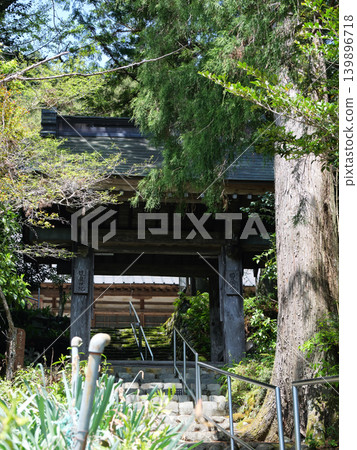 四月的一個晴朗日子,位於井川水壩附近的龍泉院正門。 四月的一個晴朗日子,位於井川水壩附近的龍泉院正門。 139896718