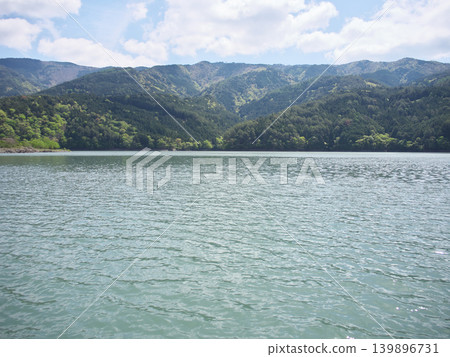 井川水壩、井川湖、大井河,四月陽光明媚的一天 井川水壩、井川湖、大井河,四月陽光明媚的一天 139896731
