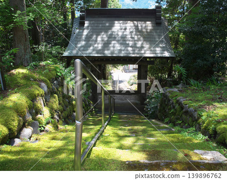 四月的一個晴朗日子，位於伊川水壩附近的龍泉院。 139896762