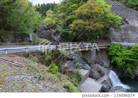 四月晴朗的一天,加留橋、西河內川、權現瀑布 四月晴朗的一天,加留橋、西河內川、權現瀑布 139896874