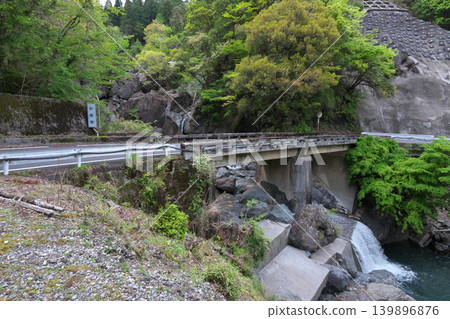 Garyu Bridge, Nishikawachi River, Gongen Falls, a sunny day in April Garyu Bridge, Nishikawachi River, Gongen Falls, a sunny day in April 139896876