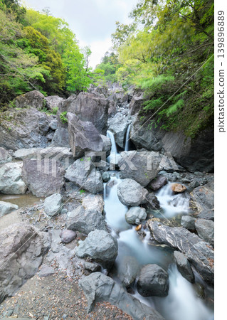 Garyu Bridge, Nishikawachi River, Gongen Falls, a sunny day in April Garyu Bridge, Nishikawachi River, Gongen Falls, a sunny day in April 139896889
