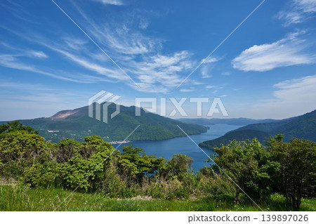 從靜岡縣箱根蘆之湖展望公園眺望箱根山脈和蘆之湖 從靜岡縣箱根蘆之湖展望公園眺望箱根山脈和蘆之湖 139897026