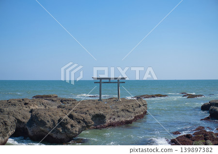 茨城縣大洗海灘岩石海岸上的鳥居，以及蔚藍的大海。 139897382