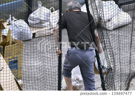 Illegal dumping in Yokohama, Japan... An elderly man throws empty cans and other trash outside of collection days. What's more, he's crossing the border... = Sunday, the 24th Illegal dumping in Yokohama, Japan... An elderly man throws empty cans and other trash outside of collection days. What's more, he's crossing the border... = Sunday, the 24th 139897477