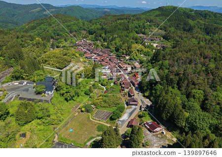 從空中俯瞰岡山縣高橋市吹屋本加拉的城鎮景觀。 139897646