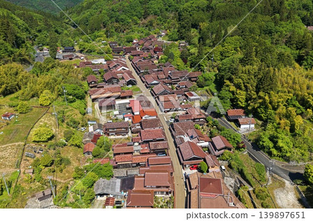 從空中俯瞰岡山縣高橋市吹屋本加拉的城鎮景觀。 從空中俯瞰岡山縣高橋市吹屋本加拉的城鎮景觀。 139897651