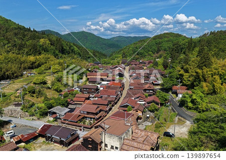 從空中俯瞰岡山縣高橋市吹屋本加拉的城鎮景觀。 從空中俯瞰岡山縣高橋市吹屋本加拉的城鎮景觀。 139897654