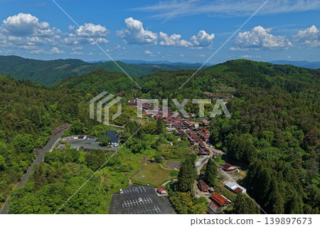 從空中俯瞰岡山縣高橋市吹屋本加拉的城鎮景觀。 139897673