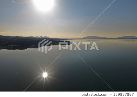 一張航拍照片捕捉了冬日陽光及其在島根縣宍道湖水面上的倒影。 一張航拍照片捕捉了冬日陽光及其在島根縣宍道湖水面上的倒影。 139897897