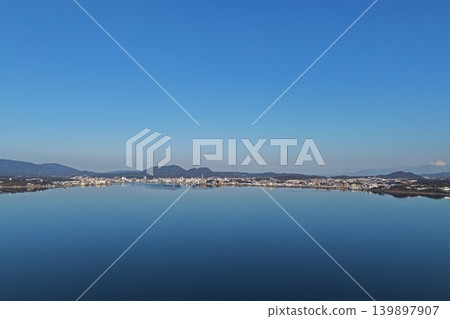 一張冬季航拍照片，展示了島根縣宍道湖及其周邊城市的倒影。 139897907