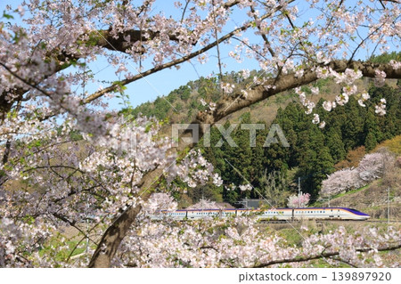 山形新幹線在櫻花盛開 山形新幹線在櫻花盛開 139897920