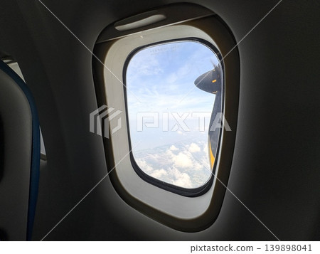 搭乘螺旋槳飛機前往熱帶度假 搭乘螺旋槳飛機前往熱帶度假 139898041