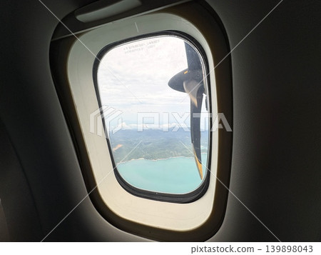 搭乘螺旋槳飛機前往熱帶度假 搭乘螺旋槳飛機前往熱帶度假 139898043