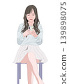 插圖描繪了一位坐在椅子上看著智慧型手機的女子。 139898075