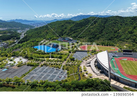 從空中俯瞰廣島市立公園的體育場和青山。 從空中俯瞰廣島市立公園的體育場和青山。 139898564