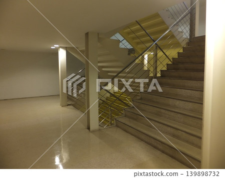 商業大樓裡光線昏暗的樓梯 商業大樓裡光線昏暗的樓梯 139898732