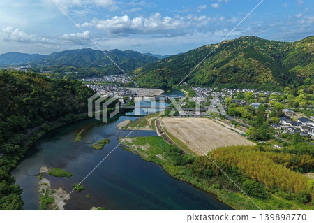 從空中俯瞰山口縣岩國市錦川和錦帶橋地區的照片。 139898770