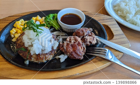 日式漢堡牛排與炸雞混合烤肉 日式漢堡牛排與炸雞混合烤肉 139898866