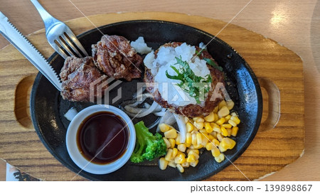 Mixed grill of Japanese-style hamburger steak and fried chicken 139898867