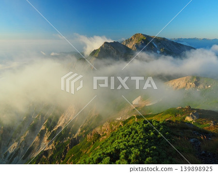 夏季，從北阿爾卑斯山的白馬山上眺望沙庫士山和白馬槍岳。 139898925