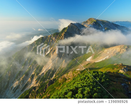 夏季,從北阿爾卑斯山的白馬山上眺望沙庫士山和白馬槍岳。 夏季,從北阿爾卑斯山的白馬山上眺望沙庫士山和白馬槍岳。 139898926