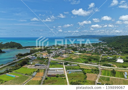 從空中俯瞰沖繩縣名護市的沿海城鎮景觀和蔚藍大海。 從空中俯瞰沖繩縣名護市的沿海城鎮景觀和蔚藍大海。 139899067