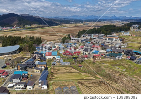 從空中俯瞰山形縣坂川村的居民點和農田。 從空中俯瞰山形縣坂川村的居民點和農田。 139899092
