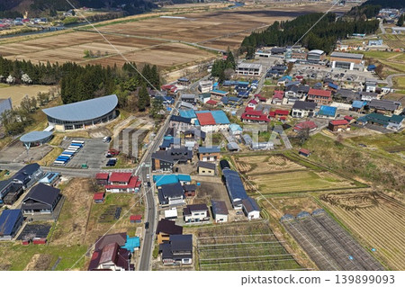 從空中俯瞰山形縣坂川村的居民點和農田。 從空中俯瞰山形縣坂川村的居民點和農田。 139899093