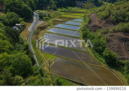 一張俯瞰日本鄉村稻田和山間小路的空拍照片。 一張俯瞰日本鄉村稻田和山間小路的空拍照片。 139899218