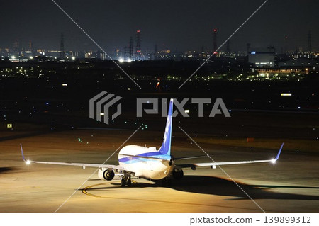 Airplanes waiting to depart at Itami Airport at night. Airplanes waiting to depart at Itami Airport at night. 139899312