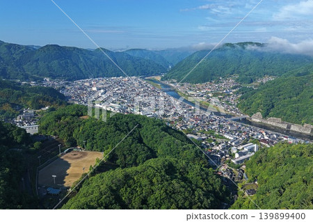 從空中俯瞰岡山縣高橋市和高橋川。 從空中俯瞰岡山縣高橋市和高橋川。 139899400