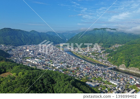從空中俯瞰岡山縣高橋市和高橋川。 139899402