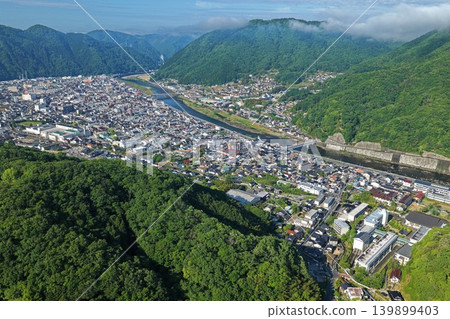 從空中俯瞰岡山縣高橋市和高橋川。 139899403
