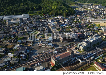 從空中俯瞰岡山縣備前市伊部站附近的城區。 從空中俯瞰岡山縣備前市伊部站附近的城區。 139899528