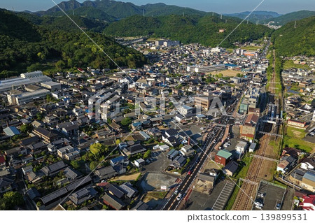 一張空拍照片,顯示了岡山縣備前市伊部站附近的城區和鐵路線。 一張空拍照片,顯示了岡山縣備前市伊部站附近的城區和鐵路線。 139899531