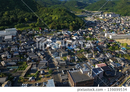 從空中俯瞰岡山縣備前市伊部地區的城區。 從空中俯瞰岡山縣備前市伊部地區的城區。 139899534