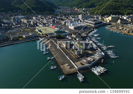 從空中俯瞰岡山縣備前市的漁港和沿海地區。 從空中俯瞰岡山縣備前市的漁港和沿海地區。 139899591