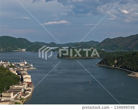 從空中俯瞰岡山縣備前市片上灣和工業港口。 從空中俯瞰岡山縣備前市片上灣和工業港口。 139899598