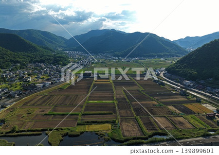 這是一張在日落時分拍攝的岡山縣備前市農田和山脈的空拍照片。 這是一張在日落時分拍攝的岡山縣備前市農田和山脈的空拍照片。 139899601