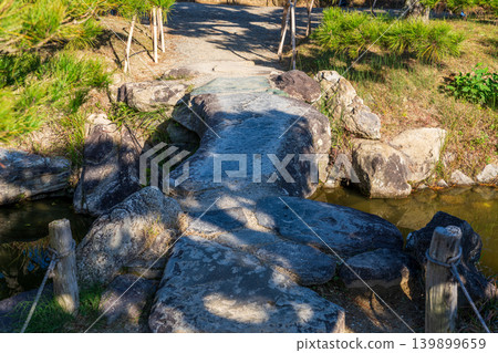 【特別風景名勝】栗林庭園：晚秋景色 - 石橋與水道，香川縣高松市 139899659