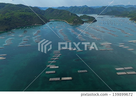 從空中俯瞰岡山縣瀨戶內市奧町蟲明灣的牡蠣養殖筏。 從空中俯瞰岡山縣瀨戶內市奧町蟲明灣的牡蠣養殖筏。 139899672