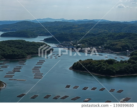 從空中俯瞰瀨戶內市奧町蟲名牡蠣養殖場和島嶼的照片。 從空中俯瞰瀨戶內市奧町蟲名牡蠣養殖場和島嶼的照片。 139899680