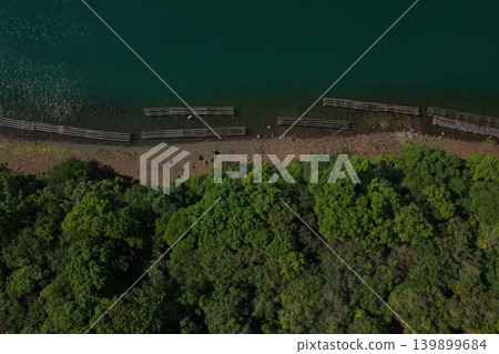 從空中俯瞰岡山縣瀨戶內市奧町蟲名牡蠣養殖場和湖畔森林的照片。 從空中俯瞰岡山縣瀨戶內市奧町蟲名牡蠣養殖場和湖畔森林的照片。 139899684