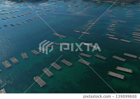 從空中俯瞰瀨戶內市奧町蟲名牡蠣養殖筏的照片。 從空中俯瞰瀨戶內市奧町蟲名牡蠣養殖筏的照片。 139899688