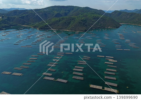 從空中俯瞰岡山縣瀨戶內市奧町蟲明灣的牡蠣養殖筏。 139899690