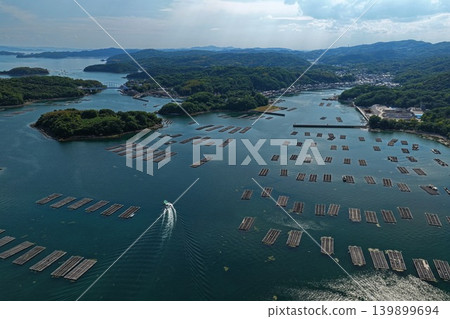 從空中俯瞰瀨戶內市奧町蟲名牡蠣養殖場和島嶼的照片。 139899694
