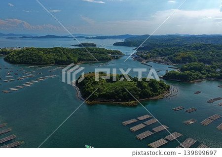 從空中俯瞰瀨戶內市奧町蟲名牡蠣養殖場和島嶼的照片。 從空中俯瞰瀨戶內市奧町蟲名牡蠣養殖場和島嶼的照片。 139899697